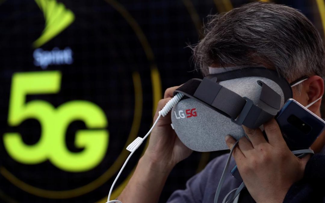Los primeros usos del 5G ya están aquí: robots que recogen mangos, drones que transportan desfibriladores o realidad aumentada para construir buques